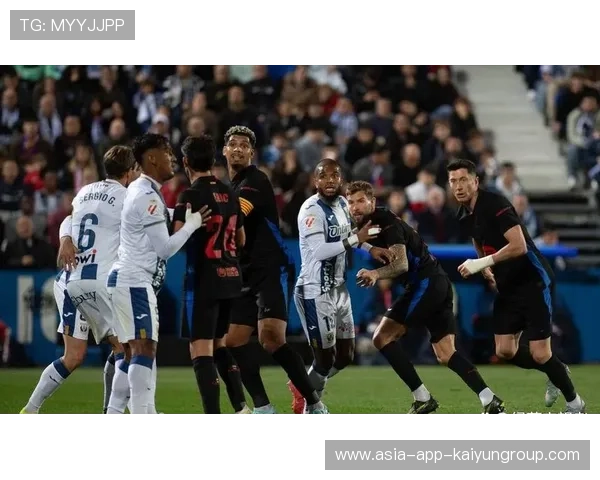 伊尼戈·马丁内斯封堵对手射门：后防之墙的艺术